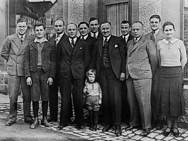 Adolf Häfele et ses collaborateurs devant le magasin à Nagold